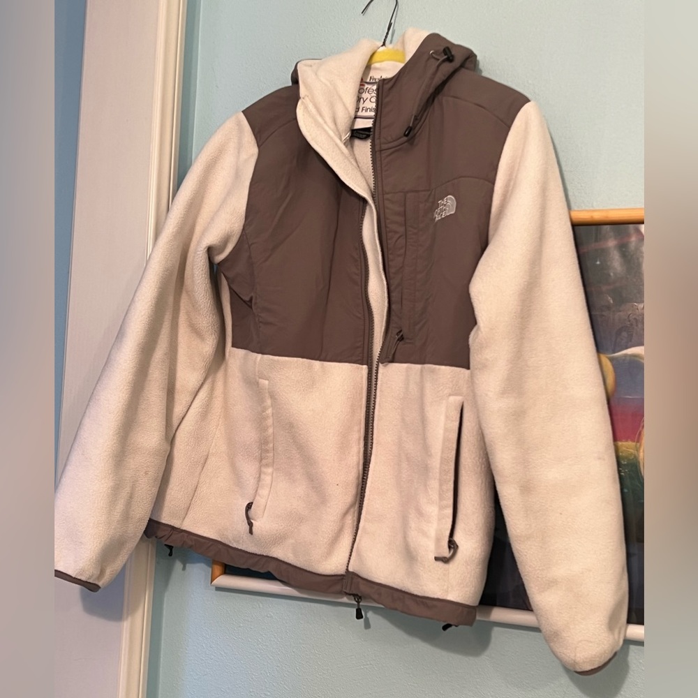Fleece white jacket. The north face. White and gray. Size m